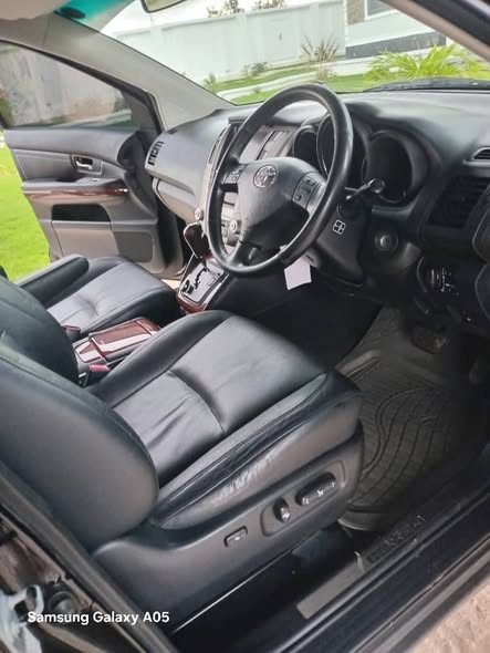 A picture of 2007 TOYOTA HARRIER Full options Price 33 8M