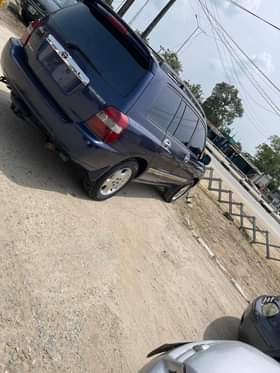 A picture of Clean 2005 highlander LIMITED EDITION first body paint buy and