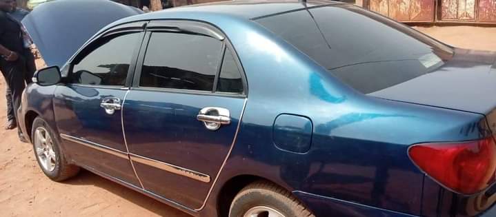 A picture of 2003 TOYOTA COROLLA LE