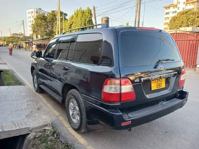 A picture of Land cruiser v8