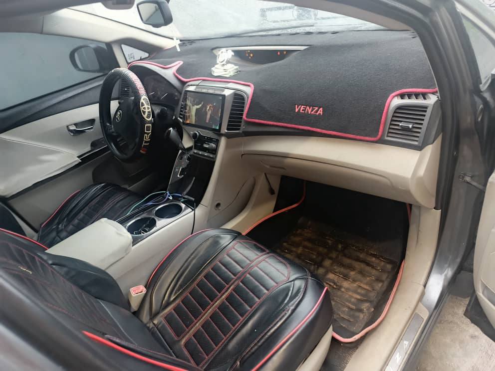 A picture of Toyota venza 010