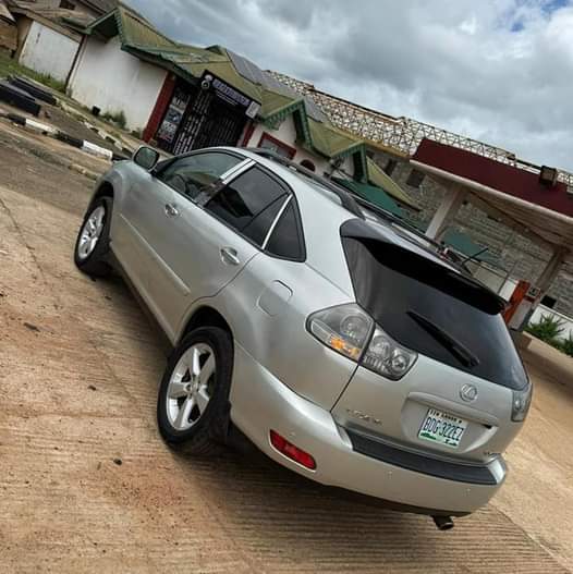 A picture of Lexus 330