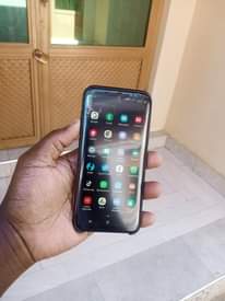 A picture of Samsung Galaxy s8 slightly cracked 64gb 4gbram fast charging system
