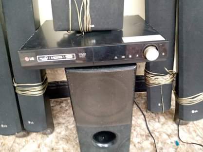 A picture of Lg home theater on sell price 400k cell 0701283684