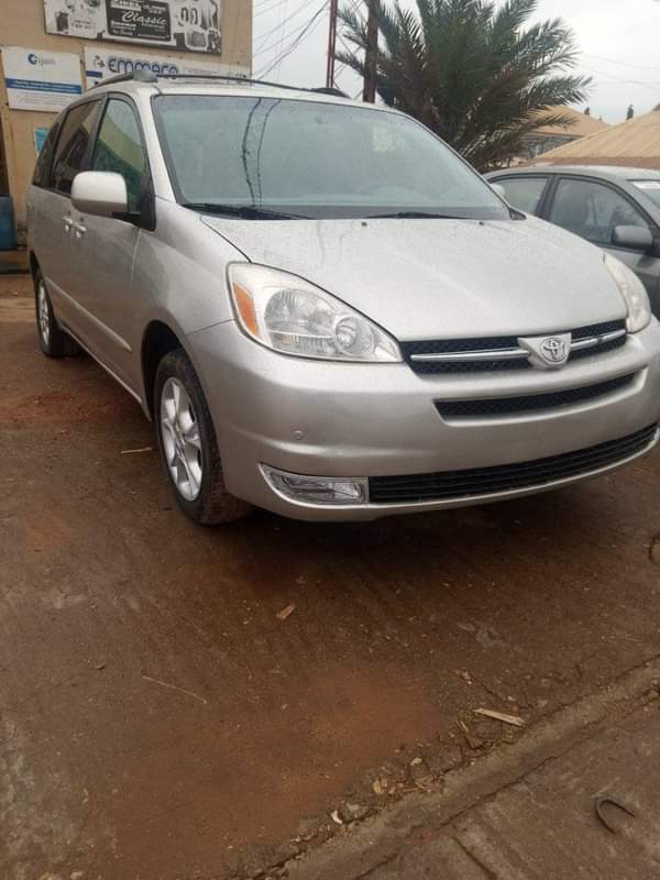 A picture of Neatly Used Toyota Sienna XLE 2005 Model With Untempered Engine