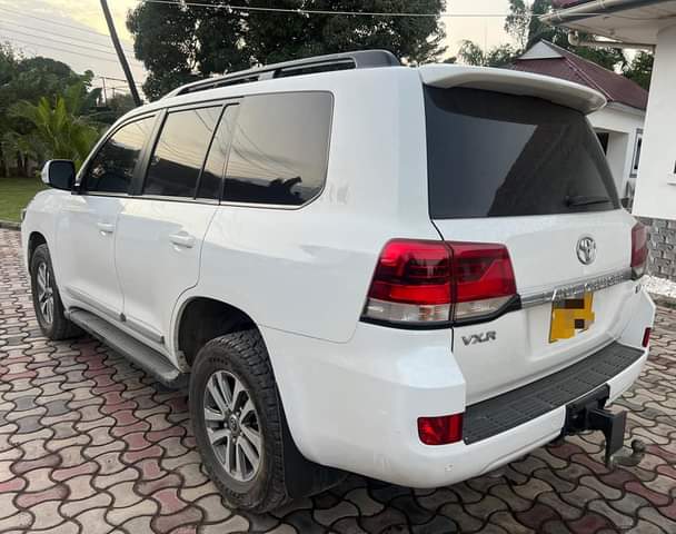 A picture of 2018 LANDCRUISER V8 200 SERIES TSHS 235M