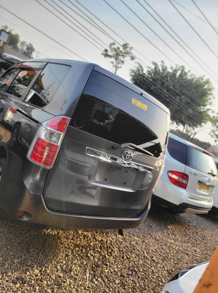 A picture of Toyota noah model 2009
