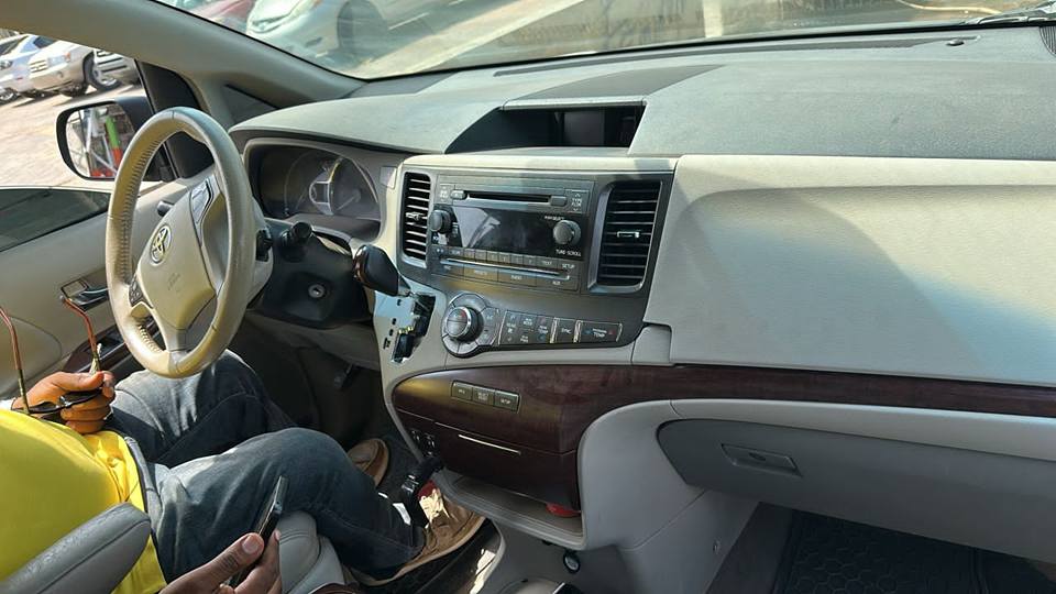 A picture of Toyota sienna 2012