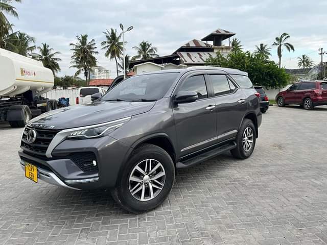 A picture of Toyota fortuner 2021