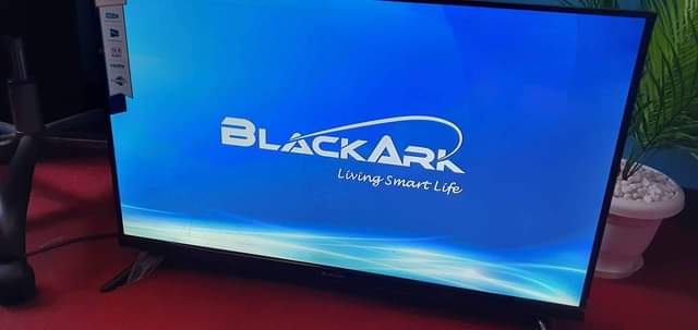 A picture of Tv blackark 32 on sell 250k in banda kireka call
