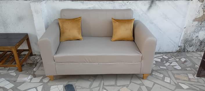 A picture of Sofa watu 2 kwa 140 000 0718124109