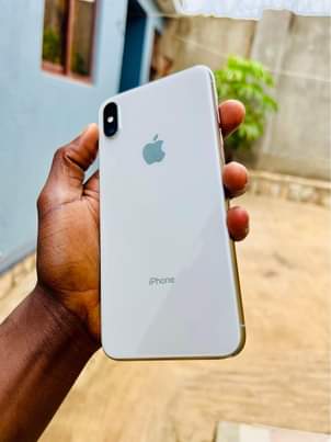 A picture of iPhone XS Max N F 64Gb at 550k UGX