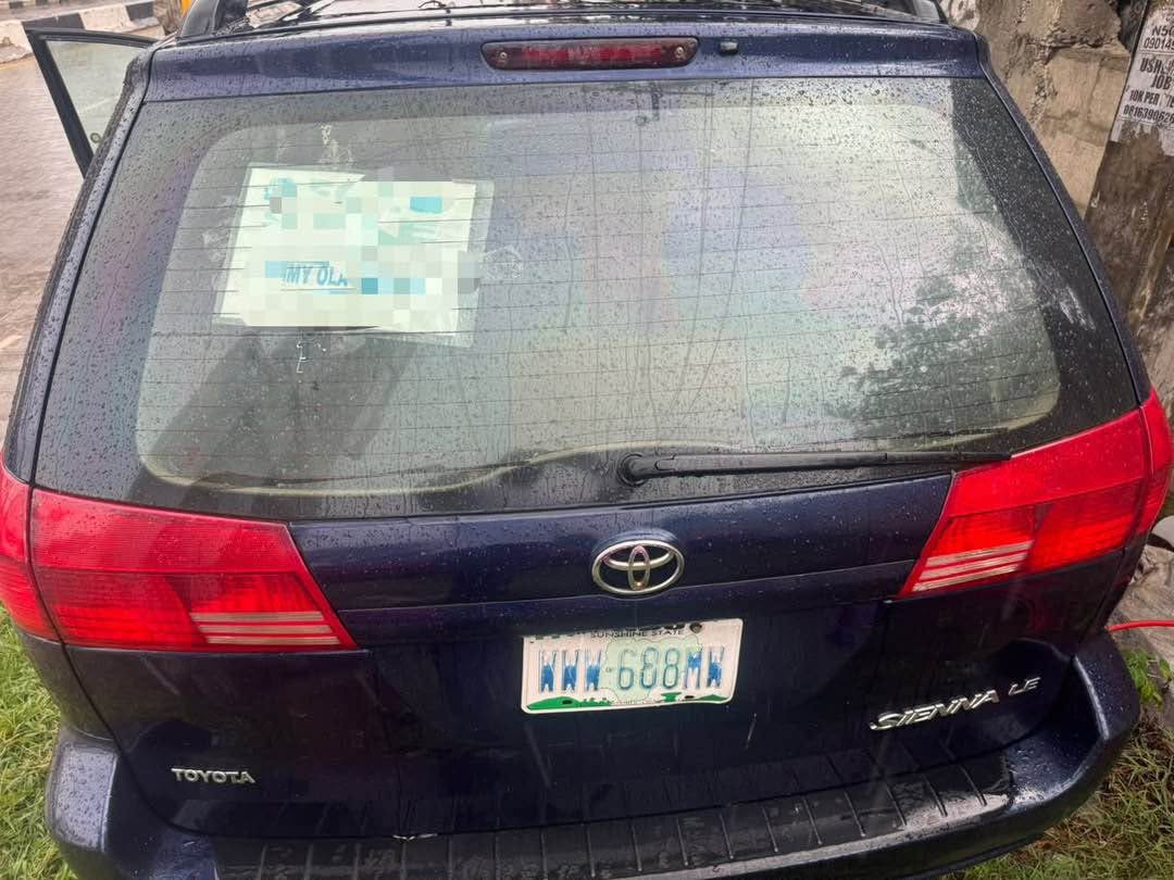 A picture of Barely Drive 2005 Toyota Sienna Le