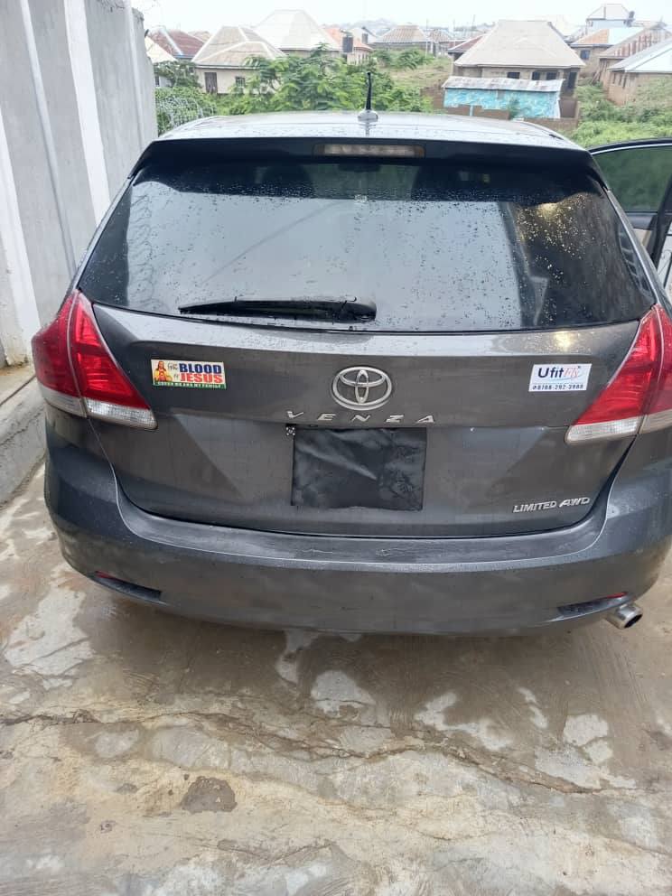A picture of Toyota venza 010