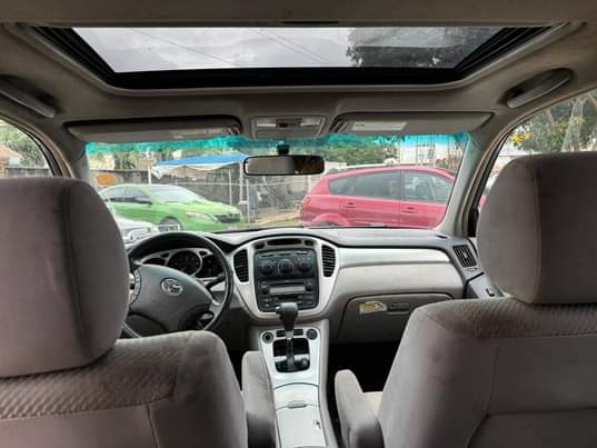 A picture of CLEAN 2006 MODEL TOYOTA HIGHLANDER IN GOOD CONDITION BUY AND