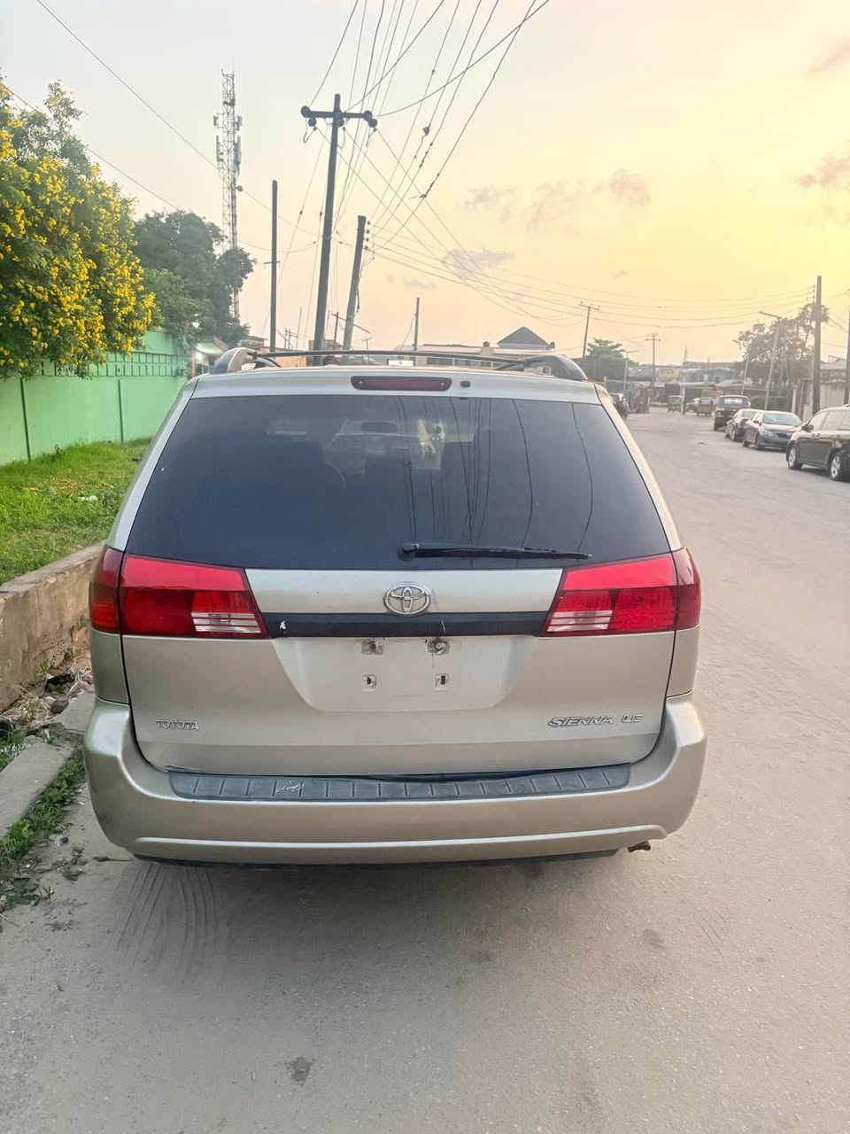 A picture of 2004 TOYOTA SIENNA