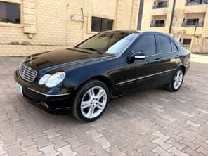 A picture of 4 cylinder Mercedes Benz c180 2006 model with duty Ac