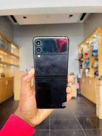 A picture of Samsung Galaxy flip3