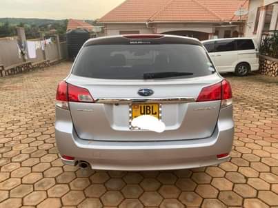 A picture of 2013 Subaru Legacy Silver