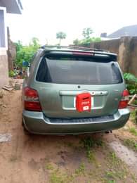 A picture of Sharp 2006 Toyota Highlander In perfect condition 3 Row Seats