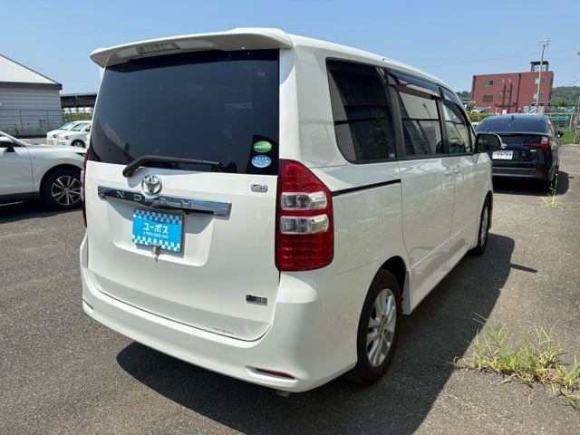 A picture of 2012 Toyota noah