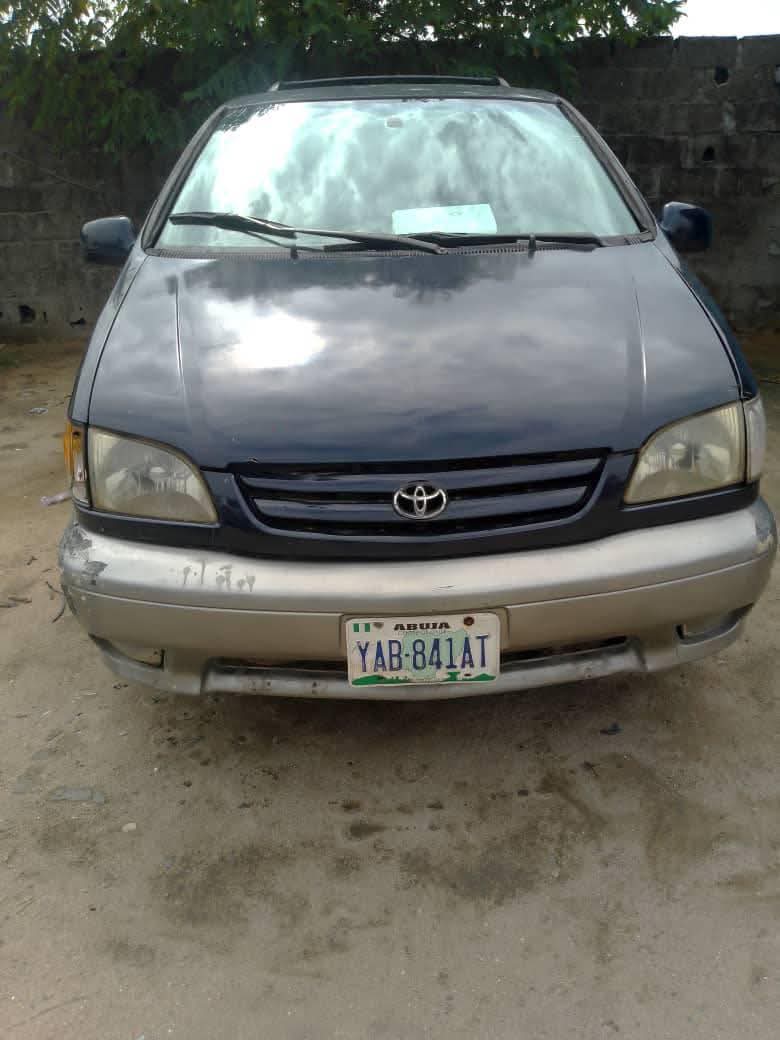 A picture of Toyota sienna