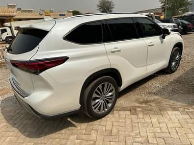 A picture of 2022 PLATINUM AWD Highlander foreign price 60M Location Abuja 08160229978