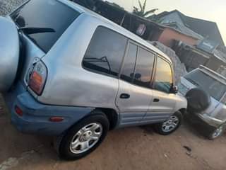 A picture of Used 99 Toyota RAV4