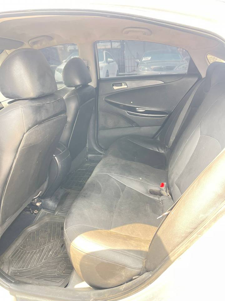 A picture of Hyundai sonata 2012