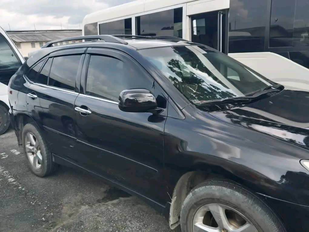A picture of RX 350 in 330 body.