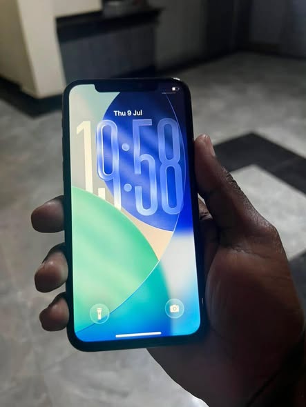 A picture of Iphone 11pro 64gb 350k Note its only for wifi use