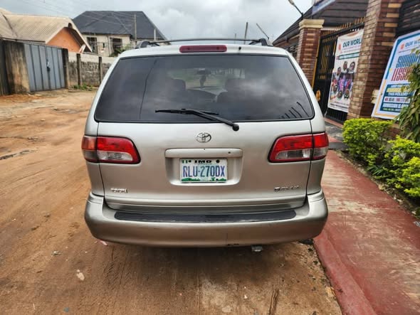 A picture of Toyota Sienna 2002 model