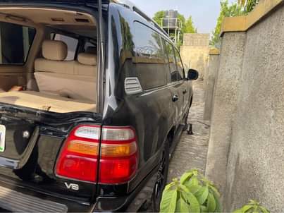 A picture of Super Sharp 2004 Toyota Land Cruiser.