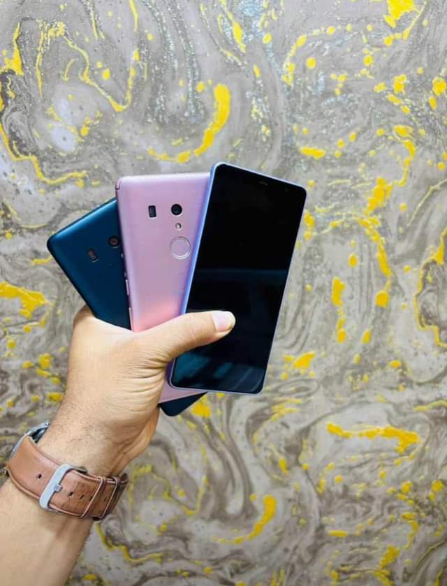 A picture of used mobile phones 32GB 64GB