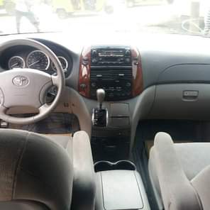 A picture of URGENT SERIOUS BUYERS ONLY Foreign Toyota sienna Year 2005 Whatsapp