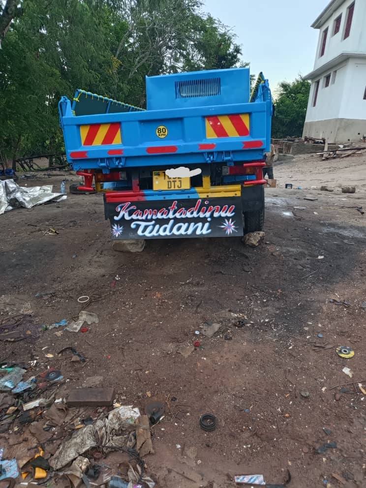 A picture of MITSUBISHI CANTER TIPPER 0688301574 Million 40 Year 2000 Colour Blue