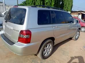 A picture of Toyota Highlander 05 first body engine and gear untouched ac