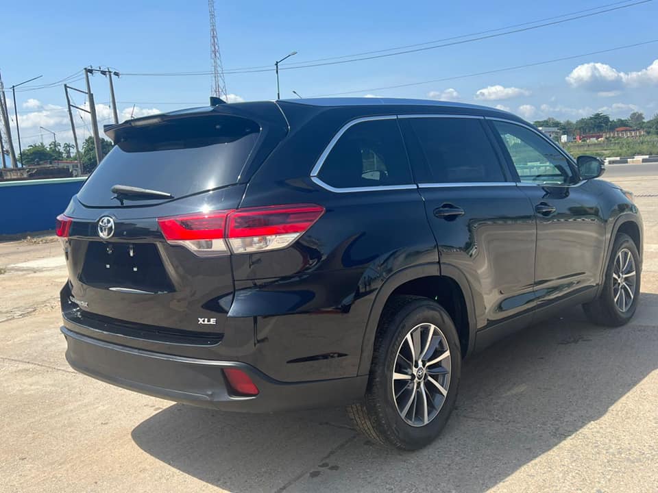 A picture of 2019 TOYOTA HIGHLANDER XLE toks full option sparkling clean and