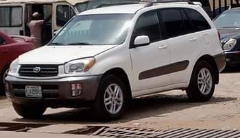 A picture of 2003 04 TOYOTA RAV 4
