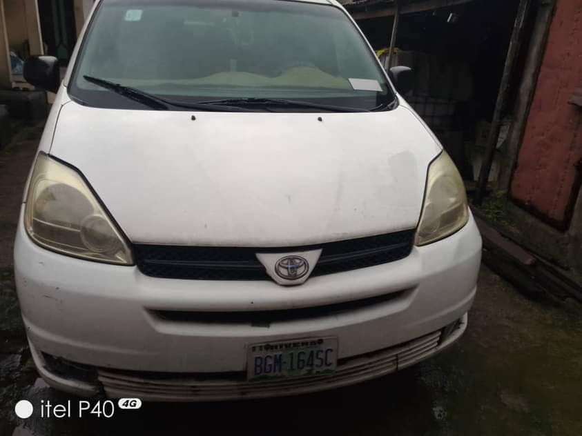A picture of Super clean big Toyota sienna Sound engine Perfect gear AC