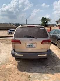 A picture of 2000 Toyota Sienna LE