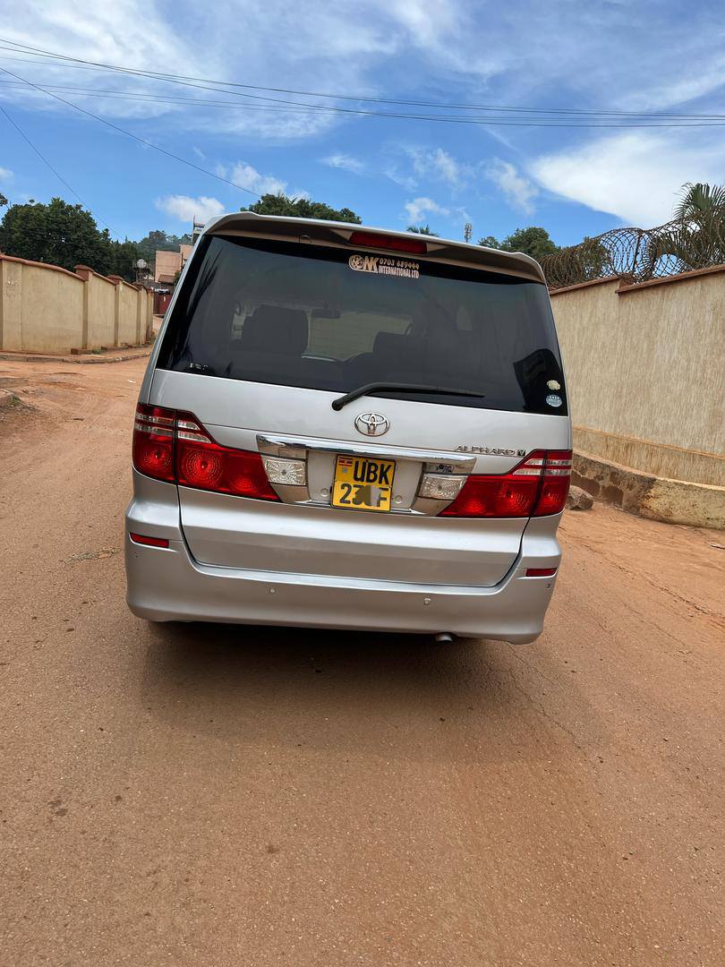 A picture of Toyota alphard 2.4cc 2007 22m very good condition money needed