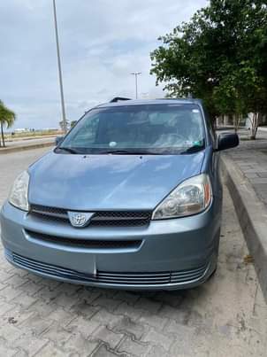 A picture of TOYOTA SIENNA 2005