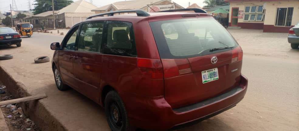 A picture of Toyota Sienna 2005