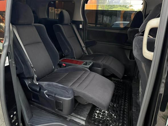 A picture of 2010 Toyota Vellfire