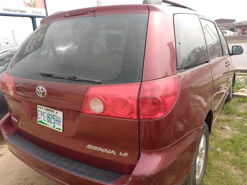 A picture of Toyota sienna 2008