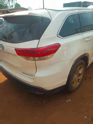 A picture of Foreign used highlander 2016
