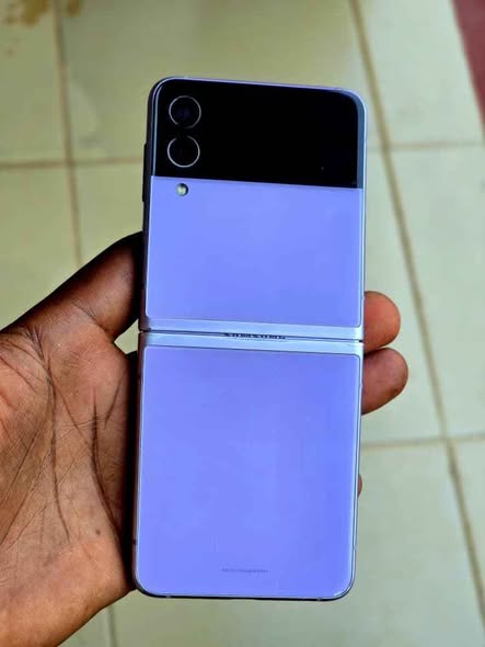 A picture of Samsung Galaxy Z Flip 5G Phone of 128GB 8GB RAM