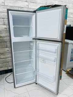 A picture of HISENSE FRIJI FULL BOX TSH 560 000 CALL 0746424265