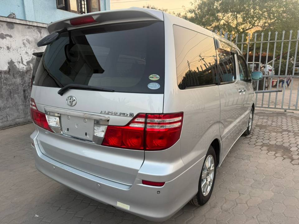 A picture of Toyota alphard 2006